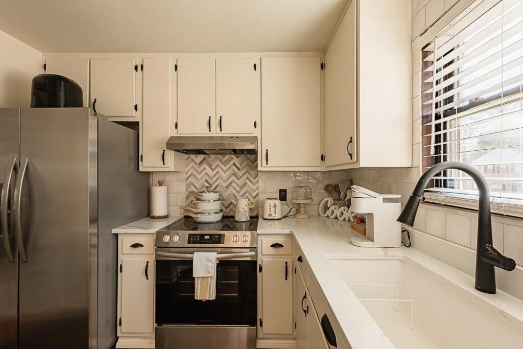 Elegant Townhome Retreat With King Bed Near I-10, Capitol, Fsu & Famu Tallahassee Bagian luar foto